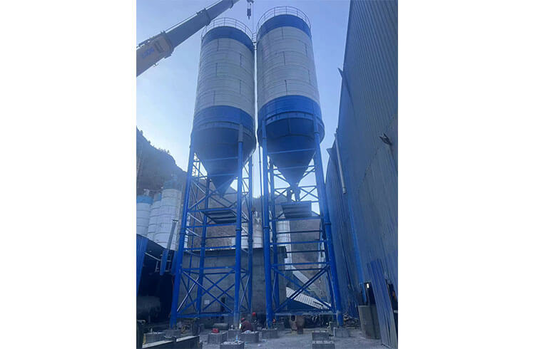 https://www.chand-machinery.com/wp-content/uploads/2024/10/flaky-cement-silo-3.jpg